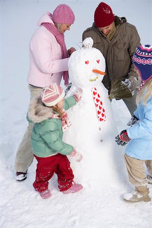 simsearch:628-01495397,k - Famille faire un bonhomme de neige Photographie de stock - Premium Libres de Droits, Code: 628-01495431