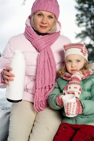 simsearch:628-01495397,k - Mère et fille dans la neige, femme tenant une fiole de thermos Photographie de stock - Premium Libres de Droits, Code: 628-01495432