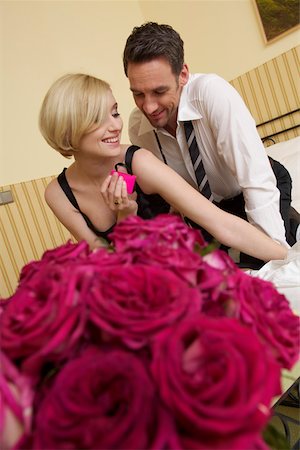 simsearch:628-01586462,k - Couple on bed with a gift, bunch of roses in foreground Stock Photo - Premium Royalty-Free, Code: 628-01586411