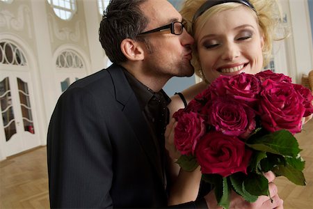 Man giving young woman a bunch of roses and kissing her Foto de stock - Sin royalties Premium, Código: 628-01586432