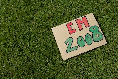 EM 2008-Zeichen liegend auf Fußballplatz Stockbilder - Premium RF Lizenzfrei, Bildnummer: 628-01586554