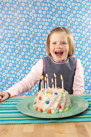 Girl with Birthday cake Stock Photo - Premium Royalty-Free, Code: 628-01711952