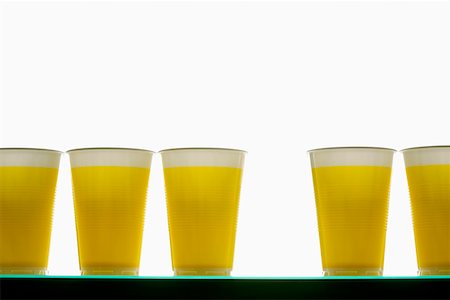 simsearch:628-01712237,k - Yellow plastic cups in a row Foto de stock - Royalty Free Premium, Número: 628-01712227