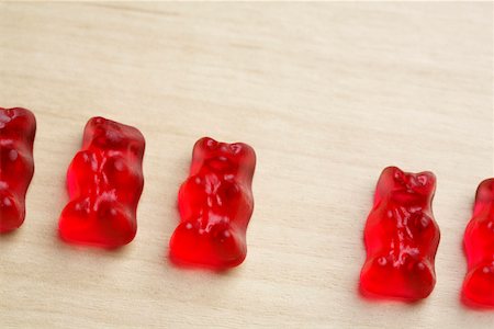 Red gummy bears in a row Fotografie stock - Premium Royalty-Free, Codice: 628-01712232