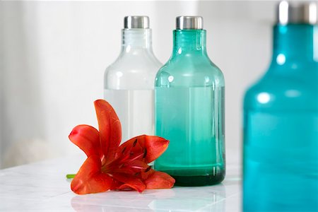 Three glass bottles and a lily Foto de stock - Sin royalties Premium, Código: 628-01712266