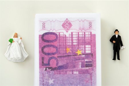 simsearch:628-01712237,k - 500 Euro banknote between bridal couple figurines Foto de stock - Royalty Free Premium, Número: 628-01712325