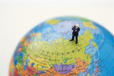 simsearch:628-01712237,k - Businessman figurine on a globe Foto de stock - Royalty Free Premium, Número: 628-01712326