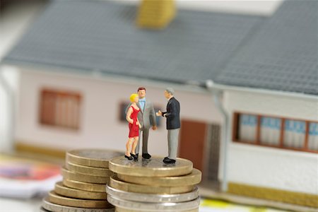simsearch:628-01712237,k - Figurines on a stack of coins, miniature house in background Foto de stock - Royalty Free Premium, Número: 628-01712346
