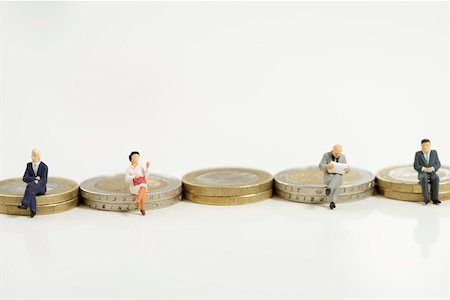 simsearch:628-01712237,k - Businesspeople figurines sitting on coins Foto de stock - Royalty Free Premium, Número: 628-01712356