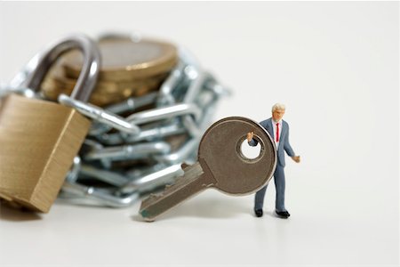 simsearch:628-01712237,k - Businessman figurine holding a key Foto de stock - Royalty Free Premium, Número: 628-01712352