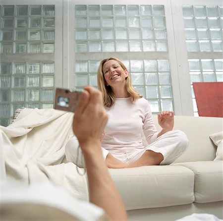 simsearch:628-01712405,k - Man taking a picture of a blond woman in a Pajamas - Fun - Leisure Time - Living Room Stock Photo - Premium Royalty-Free, Code: 628-01712372