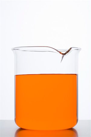 A beaker with a yellow liquid Foto de stock - Sin royalties Premium, Código: 628-01836760