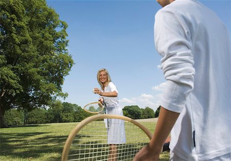 saque - Couple playing tennis in a park Foto de stock - Sin royalties Premium, Código: 628-02062690