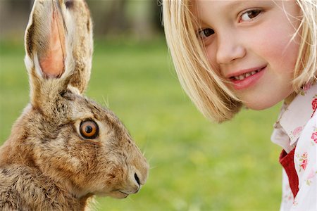 Girl (4-5 years) and hare Foto de stock - Sin royalties Premium, Código: 628-02062706