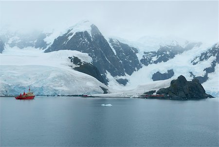 Iced mountains at the waterside Foto de stock - Sin royalties Premium, Código: 628-02197966