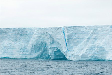 simsearch:628-02197991,k - Iceberg in the southern atlantic ocean Fotografie stock - Premium Royalty-Free, Codice: 628-02197962