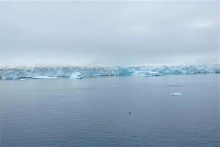 Abandonner le bord d'un glacier au bord de l'eau Photographie de stock - Premium Libres de Droits, Code: 628-02197976