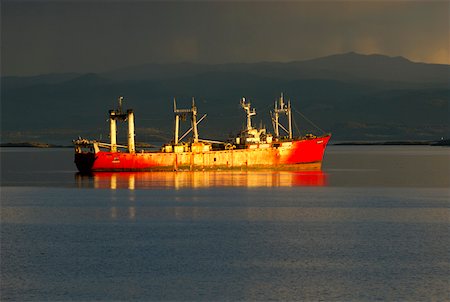 Des navires dans le canal de beagle de coucher du soleil Photographie de stock - Premium Libres de Droits, Code: 628-02197973