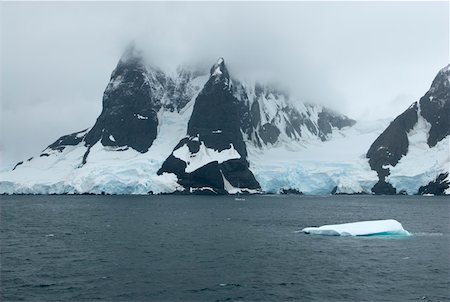 Montagnes glacées au bord de l'eau Photographie de stock - Premium Libres de Droits, Code: 628-02198005