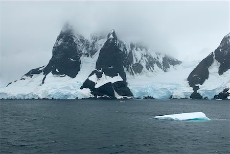 Iced mountains at the waterside Foto de stock - Sin royalties Premium, Código: 628-02198005