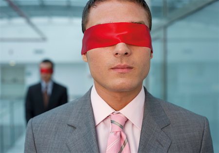 Businessmen wearing a blindfolds Foto de stock - Sin royalties Premium, Código: 628-02198053