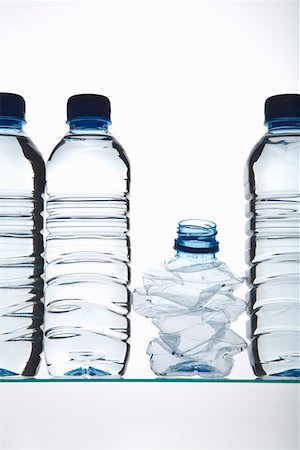 plastic bottle - Swatted bouteille en plastique entre les bouteilles en plastique remplies Photographie de stock - Premium Libres de Droits, Code: 628-02228115