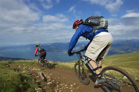 extreme mountain biking - Two mountainbike riders driving down a path Foto de stock - Sin royalties Premium, Código: 628-02228129