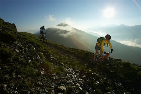 extreme mountain biking - Two bicyclists in back light Foto de stock - Sin royalties Premium, Código: 628-02228121