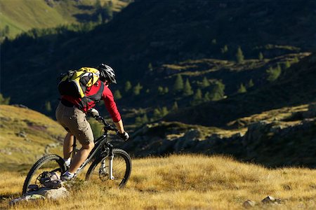 extreme mountain biking - Mountainbike rider driving down a hill Foto de stock - Sin royalties Premium, Código: 628-02228123