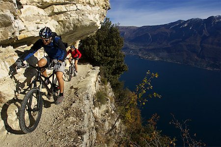 Deux cyclistes sur une descente rocheuse Photographie de stock - Premium Libres de Droits, Code: 628-02228132