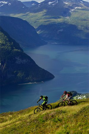 simsearch:628-02228134,k - Mountainbike-Fahrer in einer Fjord-Landschaft Stockbilder - Premium RF Lizenzfrei, Bildnummer: 628-02228159
