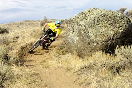 extreme mountain biking - Downhill rider driving a tight turn Foto de stock - Sin royalties Premium, Código: 628-02228174