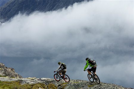 simsearch:628-02228134,k - Mountainbike-Fahrer vor einer Nebel-zone Stockbilder - Premium RF Lizenzfrei, Bildnummer: 628-02228184