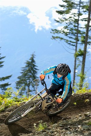 Rider descente conduisant à une courbe Photographie de stock - Premium Libres de Droits, Code: 628-02228188