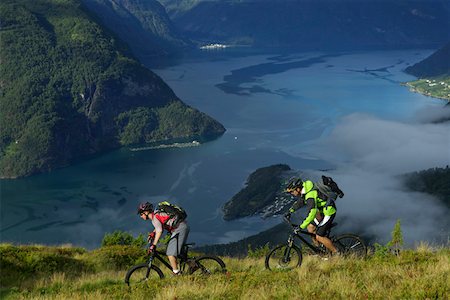 simsearch:628-02228134,k - Mountainbike-Fahrer auf einem fjord Stockbilder - Premium RF Lizenzfrei, Bildnummer: 628-02228191