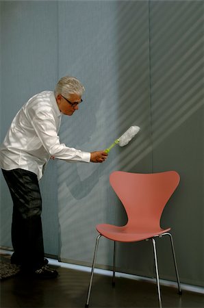 simsearch:628-02615193,k - Senior man cleaning the wall with a small broom Fotografie stock - Premium Royalty-Free, Codice: 628-02615197