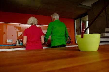 simsearch:628-02615193,k - Senior couple standing in domestic kitchen Fotografie stock - Premium Royalty-Free, Codice: 628-02615204