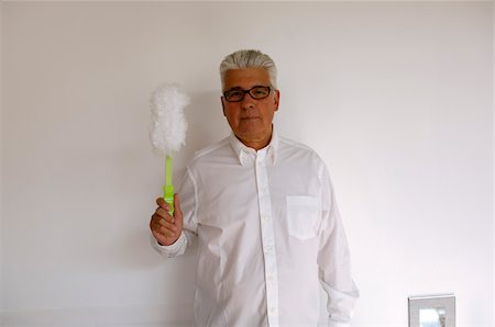espanador de penas - Senior man with a feather duster in his hand Foto de stock - Royalty Free Premium, Número: 628-02615225