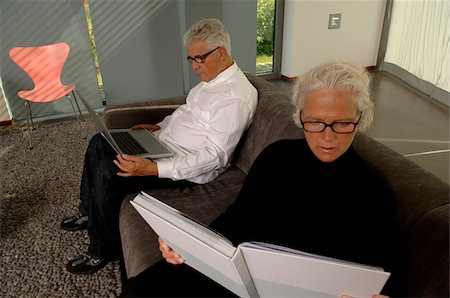 simsearch:628-02615193,k - Senior man using a laptop while woman reading a book Fotografie stock - Premium Royalty-Free, Codice: 628-02615226