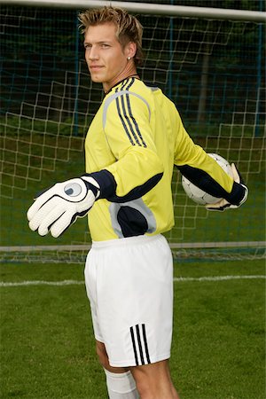 Young goalkeeper holding a football, close-up Foto de stock - Sin royalties Premium, Código: 628-02615325