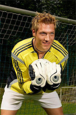 Young goalkeeper holding a football, close-up Foto de stock - Sin royalties Premium, Código: 628-02615353