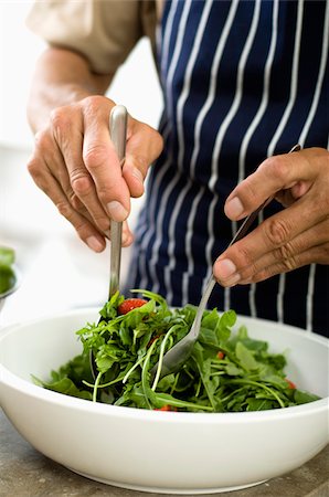 Mature man preparing salad Foto de stock - Sin royalties Premium, Código: 628-02615373