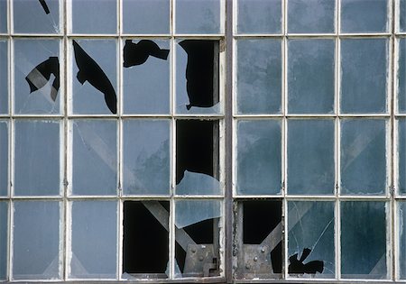 Old factory window, partially broken Stock Photo - Premium Royalty-Free, Code: 628-02615586