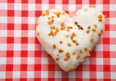 White gingerbread heart on checkered tablecloth Foto de stock - Royalty Free Premium, Número: 628-02615638