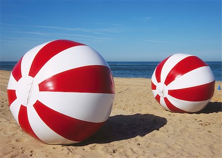 Deux ballons de plage à la plage Photographie de stock - Premium Libres de Droits, Code: 628-02615633