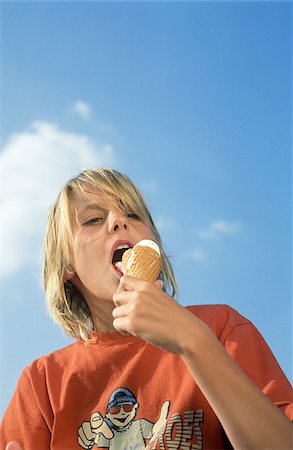 Blonde Boy under the blue Sky eats Ice-cream - Sweets - Youth Foto de stock - Sin royalties Premium, Código: 628-02615683