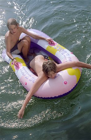 Two Boys in a Rubber Boat - Friendship - Youth - Leisure Time - Lake Foto de stock - Sin royalties Premium, Código: 628-02615693