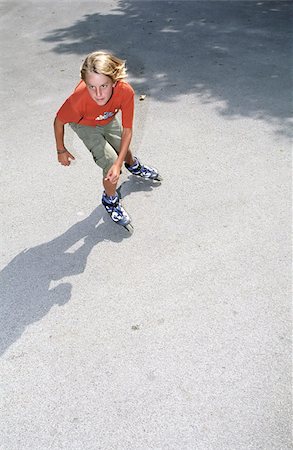 freizeitsportarten - Garçon avec patins à roues alignées des sauts de la Air - Leisure Time Sports - promenade - jeunesse Photographie de stock - Premium Libres de Droits, Code: 628-02615712