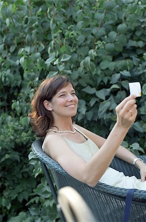 simsearch:628-02615778,k - Brown-haired Woman looking at a Note - Garden - Festivity Fotografie stock - Premium Royalty-Free, Codice: 628-02615744