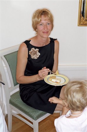 Blonde Woman eating Cake with a Child - Dessert - Family Party Stock Photo - Premium Royalty-Free, Code: 628-02615758